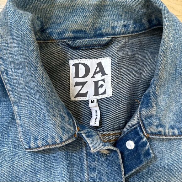 Daze Denim The Main Squeeze Crop  Distressed Trucker Denim Jacket in Throwdown M - Picture 11 of 13
